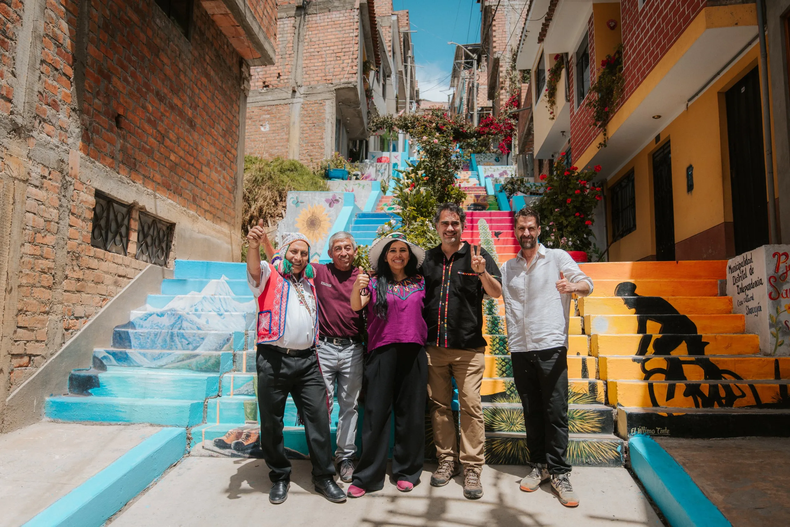 Grupo de la Casa Cultural Shancayán junto a las escalinatas pintadas